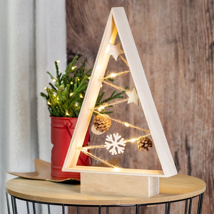 Árbol navideño de madera natural con un trenzado de luces LED color madera clara Árbol navideño de madera natural con un trenzado de luces LED color madera clara