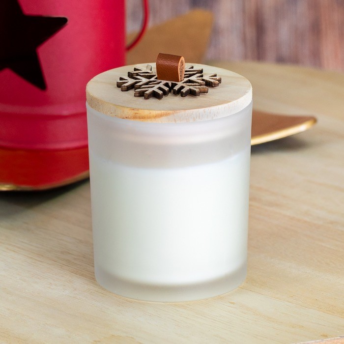 Vela aromática navideña con detalle de copo de nieve en la tapa Vela aromática navideña con detalle de copo de nieve en la tapa