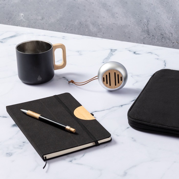 Bolígrafo de aluminio con pulsador y detalle de bambú tinta azul vista de ambiente Bolígrafo de aluminio con pulsador y detalle de bambú tinta azul vista de ambiente