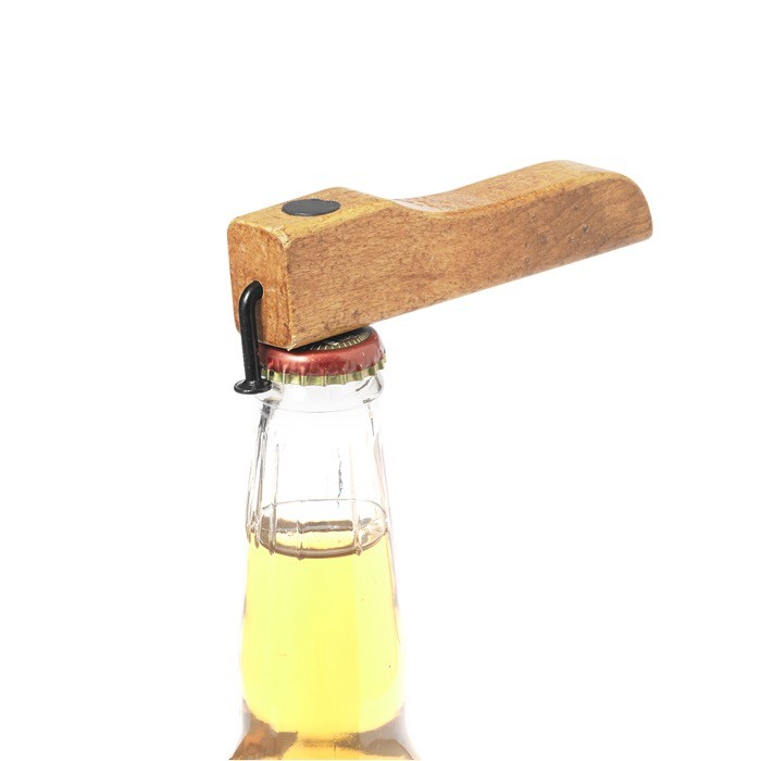 Abridor industrial de botellas hecho de madera natural con imán color madera quinta vista
