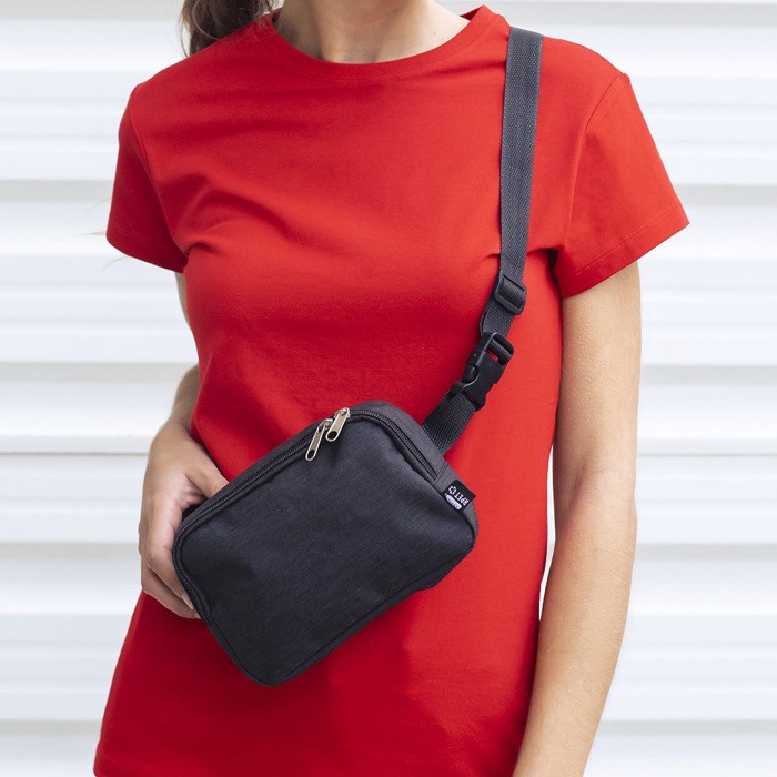 Riñonera de poliéster RPET de doble tirador y cierre de hebilla vista de ambiente