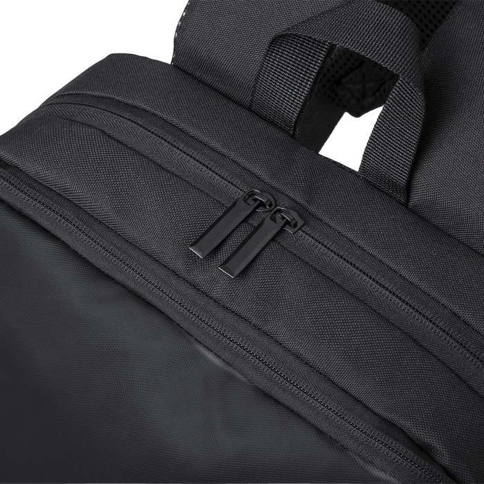 Mochila de polipiel con compartimiento de tablet y portátil 15'' cuarta vista Mochila de polipiel con compartimiento de tablet y portátil 15'' cuarta vista