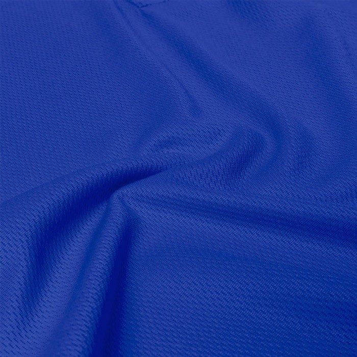 Polo técnico transpirable de 100% poliéster con 3 botones a juego color azul