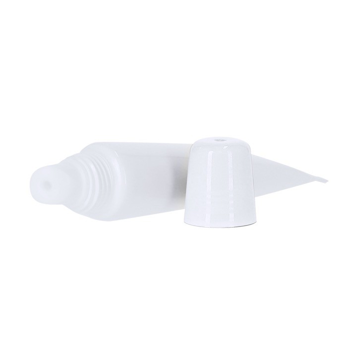 Bálsamo labial en formato crema en tubo blanco con tapón a color SPF15 cuarta vista