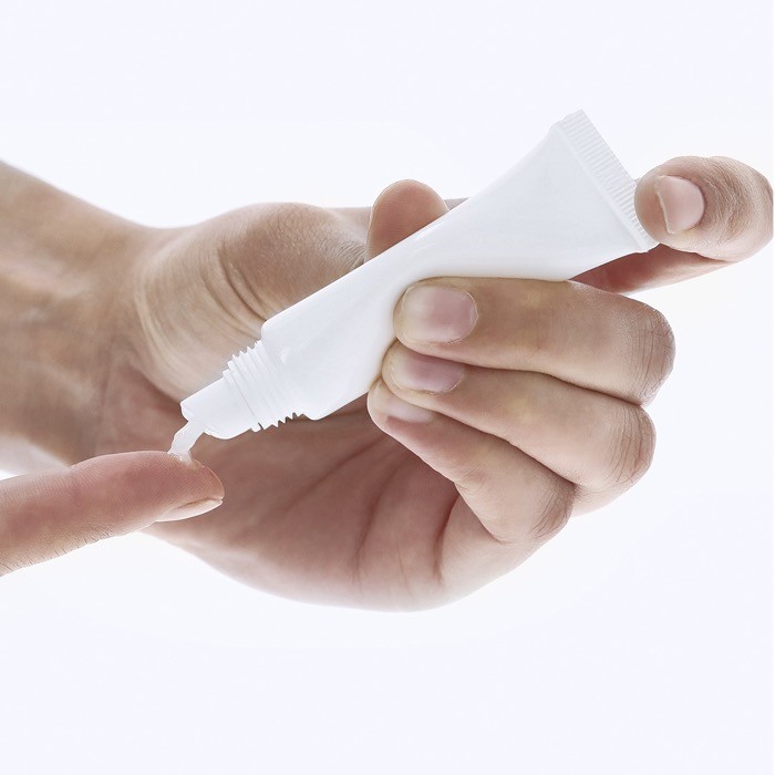 Bálsamo labial en formato crema en tubo blanco con tapón a color SPF15 séptima vista