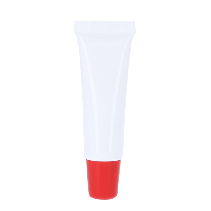 Bálsamo labial en formato crema en tubo blanco con tapón a color SPF15 color rojo primera vista