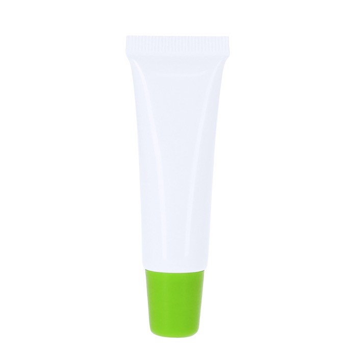 Bálsamo labial en formato crema en tubo blanco con tapón a color SPF15 color verde primera vista