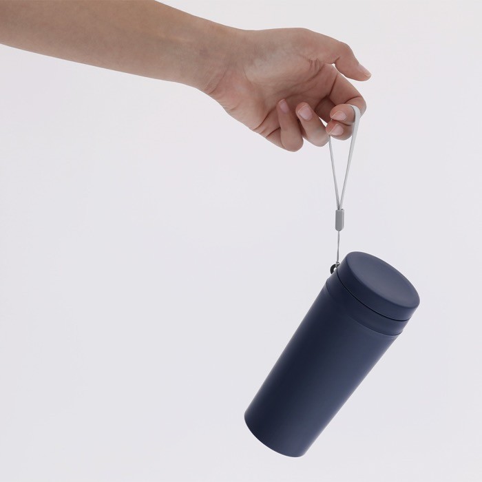 Vaso térmico de transporte con tapón de rosca y asa de tela 320ml cuarta vista Vaso térmico de transporte con tapón de rosca y asa de tela 320ml cuarta vista