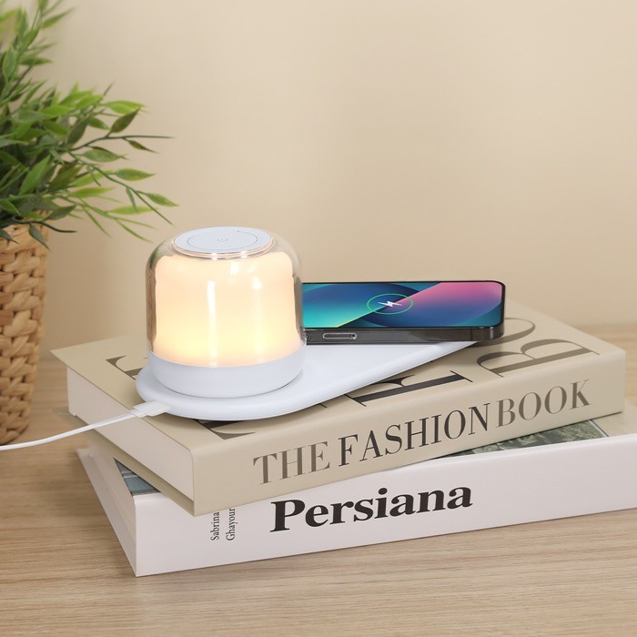 Cargador inalámbrico con lámpara de luz blanca y multicolor 15W vista de ambiente Cargador inalámbrico con lámpara de luz blanca y multicolor 15W vista de ambiente