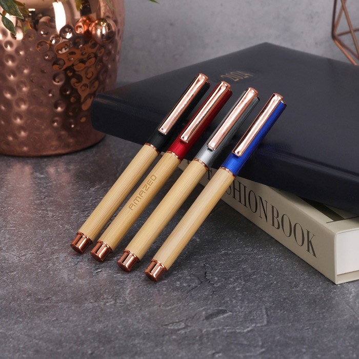 Roller de bambú y aluminio con detalles en oro rosa tinta azul vista de ambiente Roller de bambú y aluminio con detalles en oro rosa tinta azul vista de ambiente