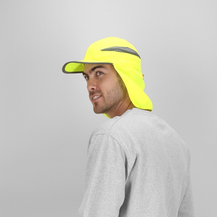 Gorra fluorescente ajustable y transpirable con solapa trasera vista de ambiente Gorra fluorescente ajustable y transpirable con solapa trasera vista de ambiente