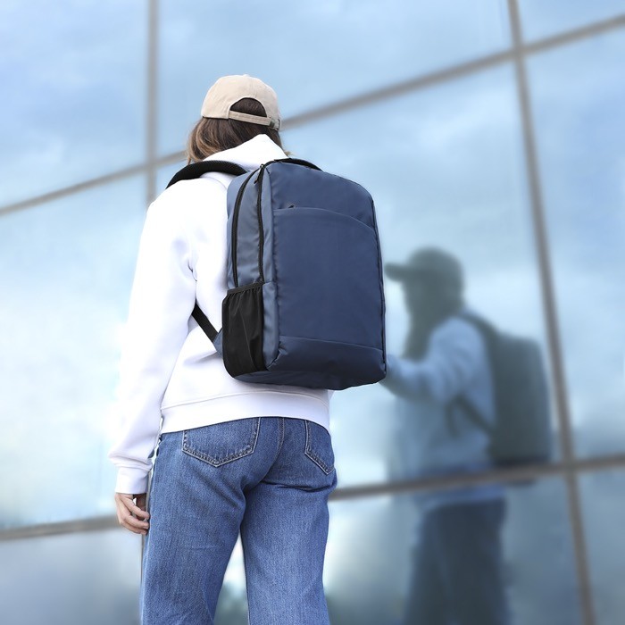 Mochila para portátil de PU con cinta para trolley 15´´ vista de ambiente Mochila para portátil de PU con cinta para trolley 15´´ vista de ambiente