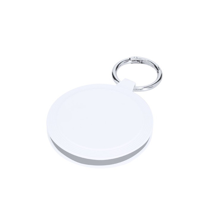 Estuche con mosquetón con distintos cables cargadores dentro sexta vista