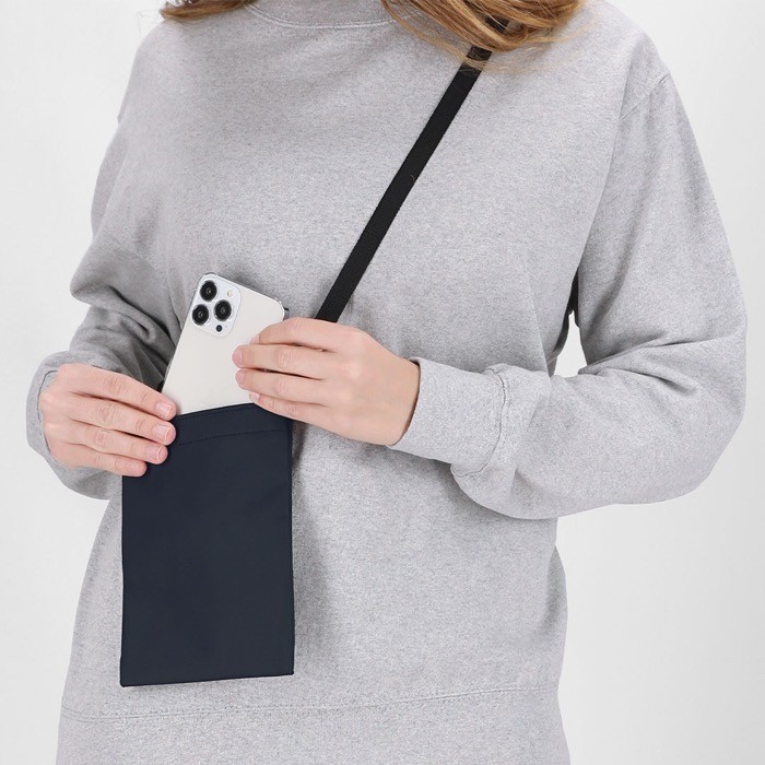 Bandolera de PU con un único compartimiento y cierre de velcro vista de ambiente Bandolera de PU con un único compartimiento y cierre de velcro vista de ambiente