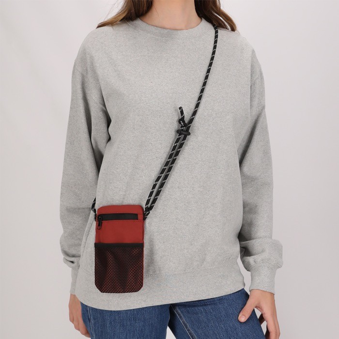 Bandolera de poliéster con cierre principal y bolsillo exterior quinta vista Bandolera de poliéster con cierre principal y bolsillo exterior quinta vista