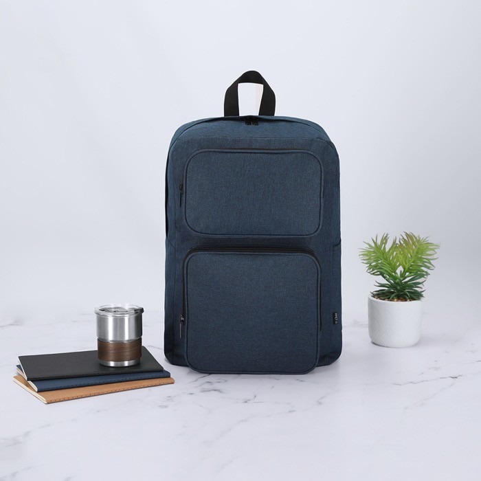 Mochila de suave poliéster RPET para tablet y portátil de hasta 15'' color azul marino vista de ambiente