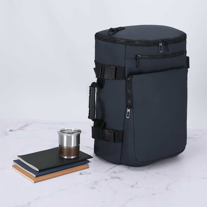 Mochila con 3 modalidades para transporte ideal para viaje 15'' color azul marino vista de ambiente Mochila con 3 modalidades para transporte ideal para viaje 15'' color azul marino vista de ambiente