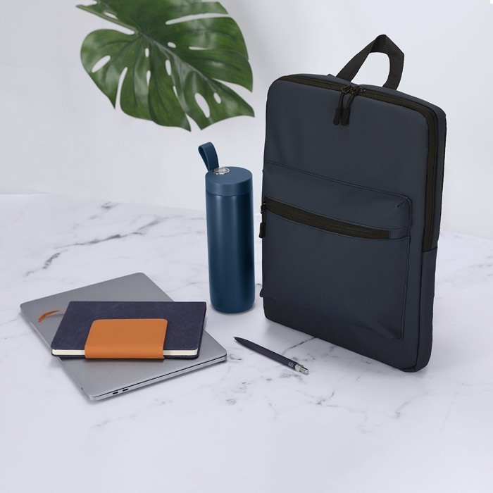 Mochila para portátil de suave PU con bolsillo frontal 15'' color azul marino vista de ambiente Mochila para portátil de suave PU con bolsillo frontal 15'' color azul marino vista de ambiente