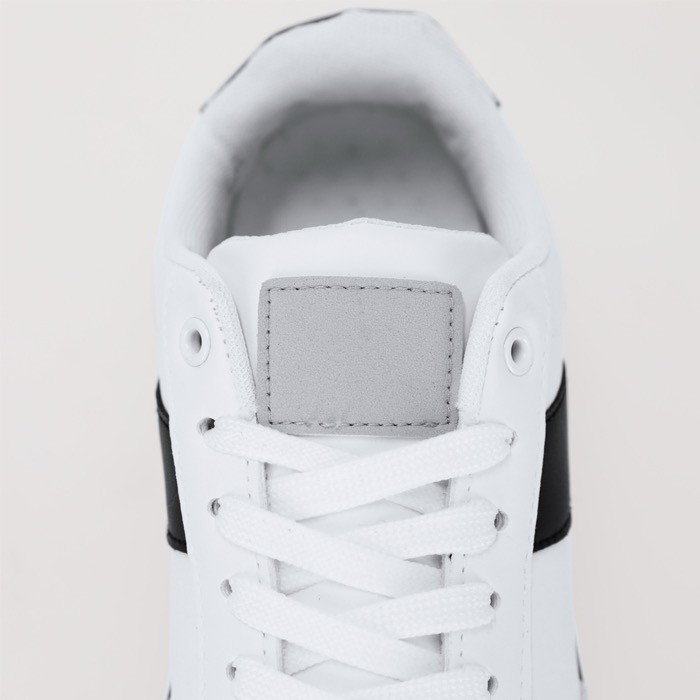 Zapatilla de piel suave y cordones a juego con suela de goma color blanco quinta vista