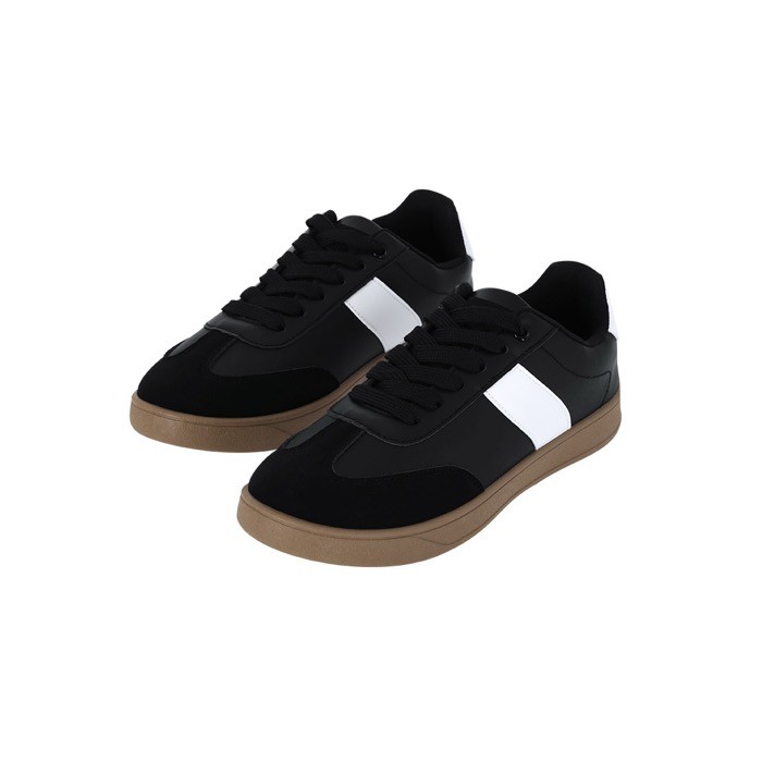 Zapatilla de piel suave y cordones a juego con suela de goma color negro segunda vista