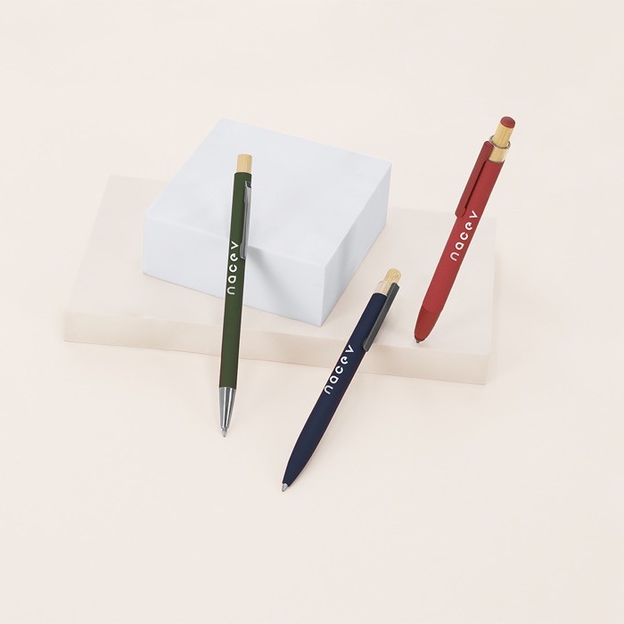 Bolígrafo puntero de aluminio con pulsador de bambú tinta azul vista de ambiente Bolígrafo puntero de aluminio con pulsador de bambú tinta azul vista de ambiente