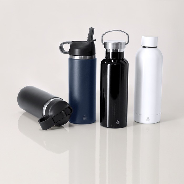 Botella térmica de acero inoxidable con asa de transporte 500ml vista de ambiente Botella térmica de acero inoxidable con asa de transporte 500ml vista de ambiente