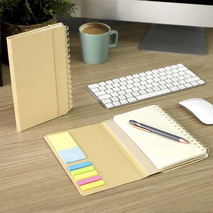 Libreta con planificador semanal plegable y bloc de notas A5 vista de ambiente Libreta con planificador semanal plegable y bloc de notas A5 vista de ambiente