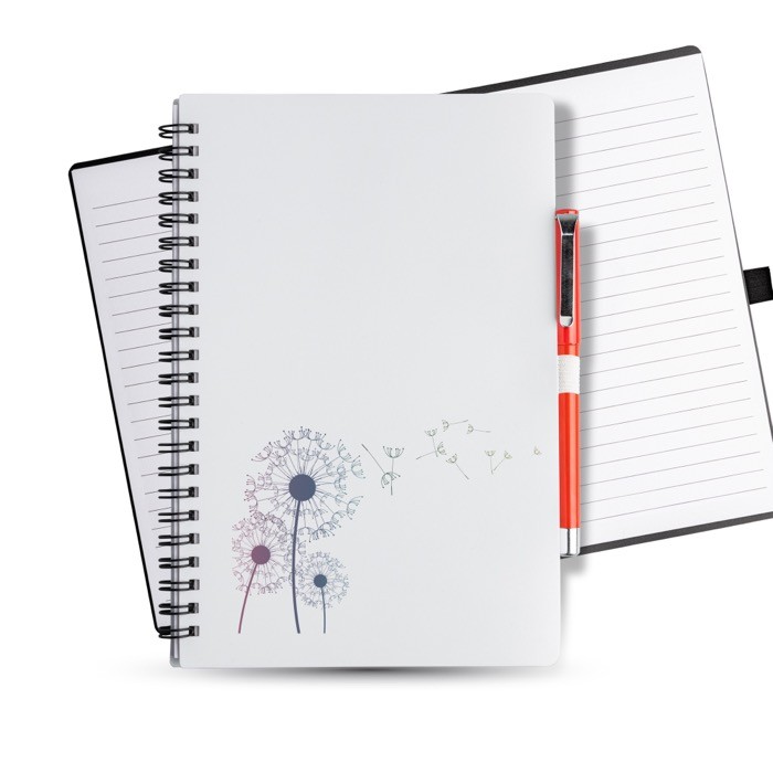 Cuaderno de notas con anillas y portabolígrafos A5 hojas a rayas vista de ambiente Cuaderno de notas con anillas y portabolígrafos A5 hojas a rayas vista de ambiente