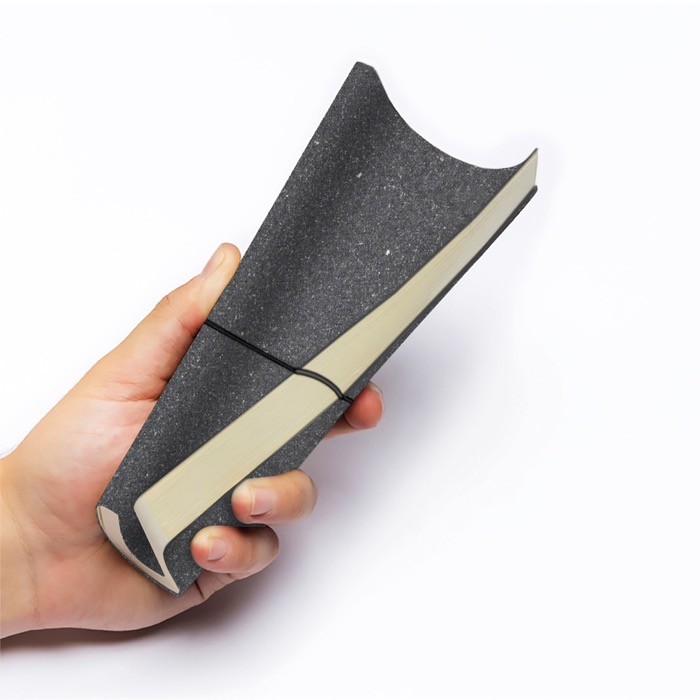 Libreta de piel reciclada y elástico horizontal A5 hojas punteadas color gris oscuro vista de ambiente