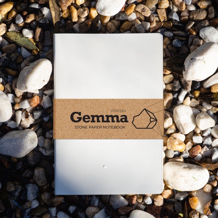 Libreta sostenible hecha de papel piedra A5 hojas lisas vista de ambiente