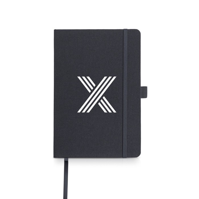 Libreta de RPET con cinta y soporte para boli A5 hojas lisas color negro vista con logo impreso Libreta de RPET con cinta y soporte para boli A5 hojas lisas color negro vista con logo impreso