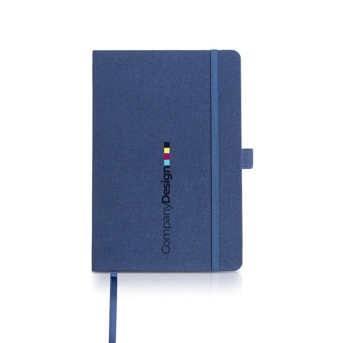 Libreta de RPET con cinta y soporte para boli A5 hojas lisas color azul marino vista con logo impreso Libreta de RPET con cinta y soporte para boli A5 hojas lisas color azul marino vista con logo impreso