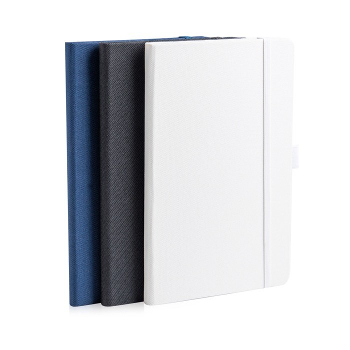 Libreta de RPET con cinta y soporte para boli A5 hojas lisas vista 1 Libreta de RPET con cinta y soporte para boli A5 hojas lisas vista 1