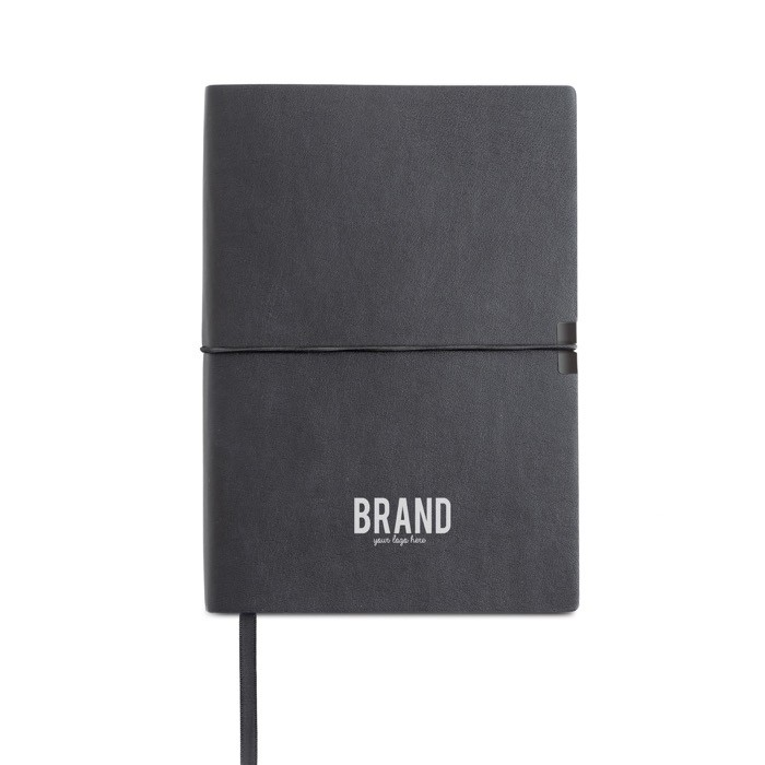 Bloc de cuero sintético con elástico horizontal A5 hojas a rayas color negro vista con logo impreso