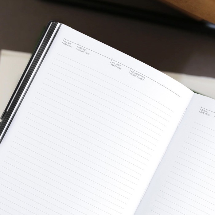 Bloc de cuero sintético con elástico horizontal A5 hojas a rayas vista de ambiente