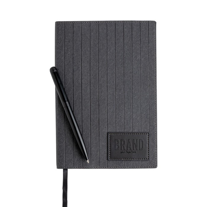 Cuaderno de cuero sintético y bolígrafo metálico A5 hojas lisas color negro vista con logo impreso