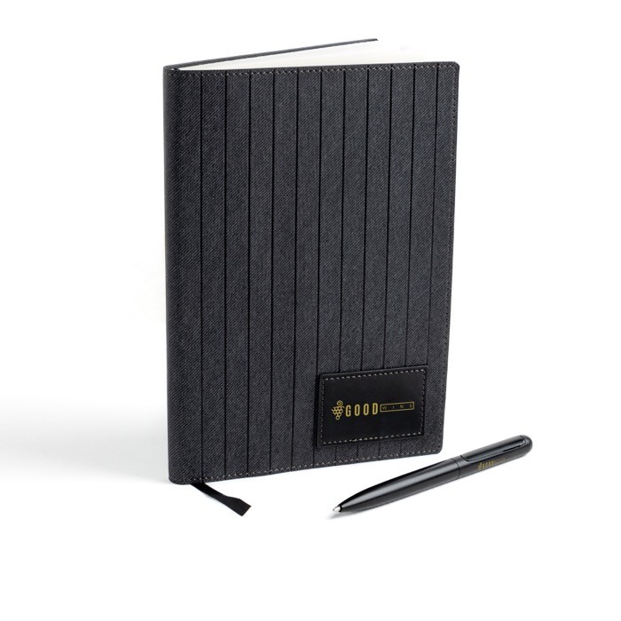 Cuaderno de cuero sintético y bolígrafo metálico A5 hojas lisas vista de ambiente