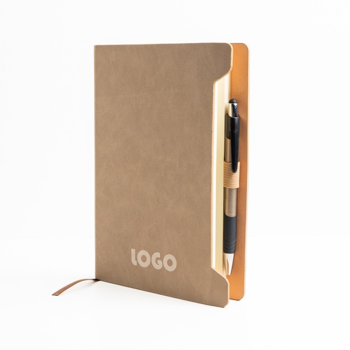 Libreta ecológica con soporte lateral para bolígrafo A5 hojas lisas color beige vista de ambiente