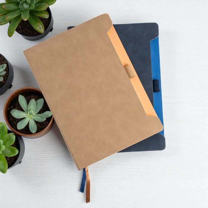 Libreta ecológica con soporte lateral para bolígrafo A5 hojas lisas vista de ambiente