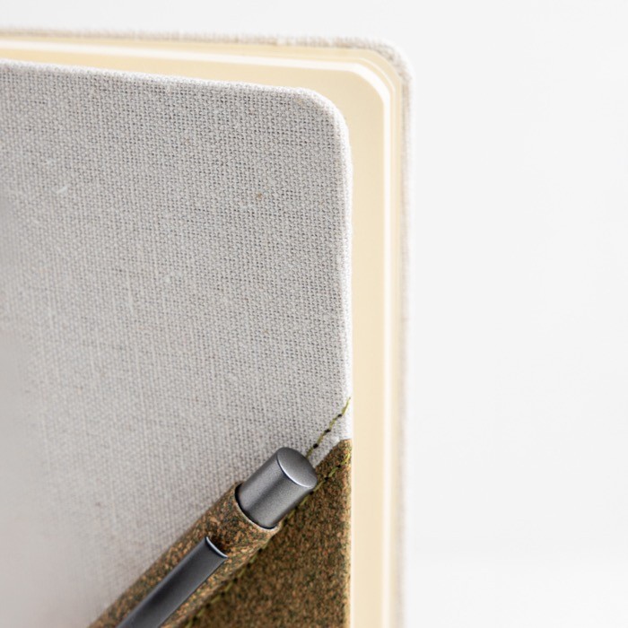 Libreta de algodón reciclado con bolígrafo de té verde A5 hojas lisas vista 2