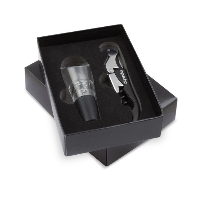 Set de vino compuesto por un sacacorchos y un decantador color negro