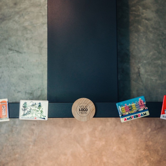 Abridor de botellas de acero inoxidable y bambú con imán vista de ambiente Abridor de botellas de acero inoxidable y bambú con imán vista de ambiente