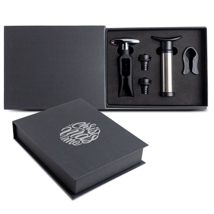 Set de vino con varios utensilios como una bomba o un sacacorchos color negro vista con logo impreso