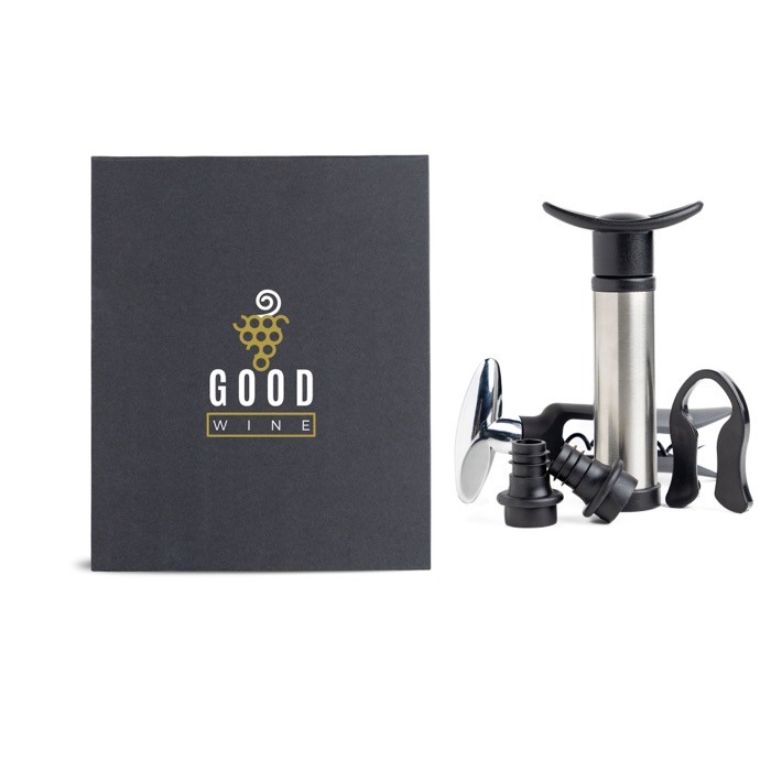Set de vino con varios utensilios como una bomba o un sacacorchos vista con logo impreso