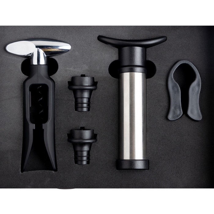 Set de vino con varios utensilios como una bomba o un sacacorchos vista 3