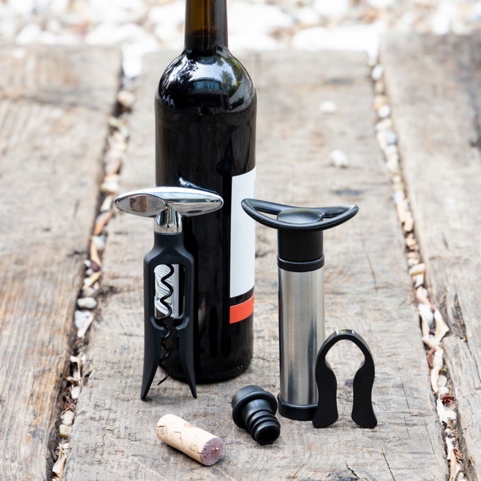 Set de vino con varios utensilios como una bomba o un sacacorchos vista de ambiente