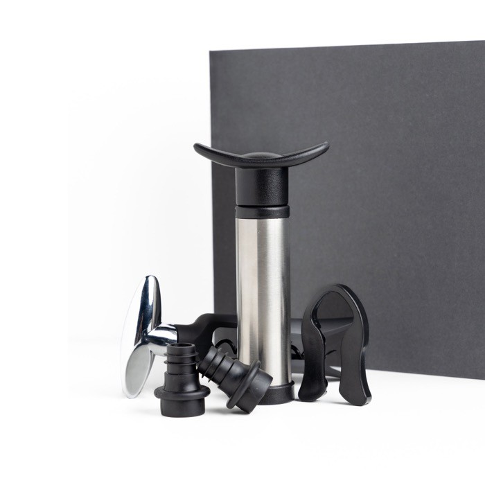 Set de vino con varios utensilios como una bomba o un sacacorchos