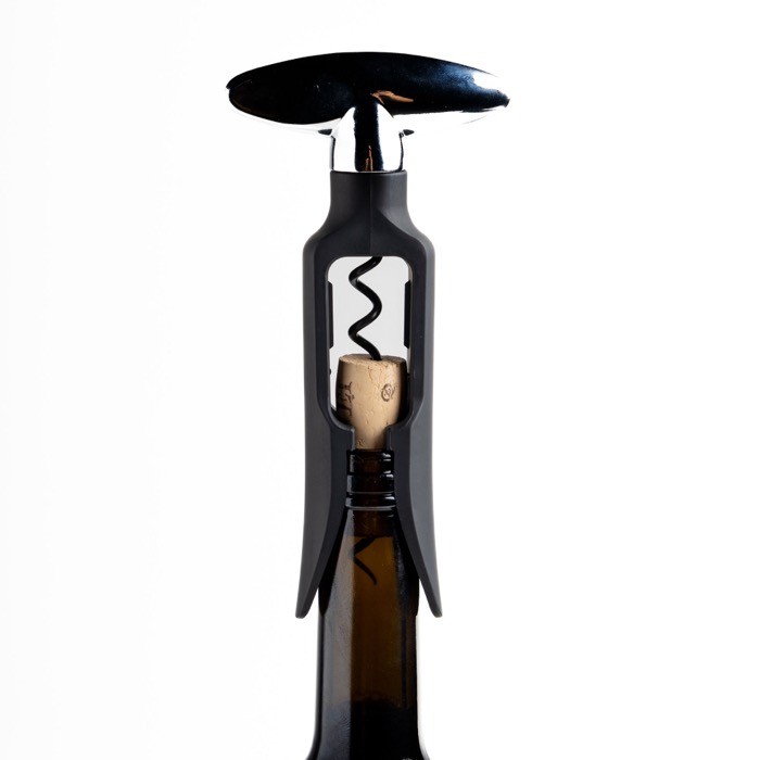 Set de vino con varios utensilios como una bomba o un sacacorchos vista 1