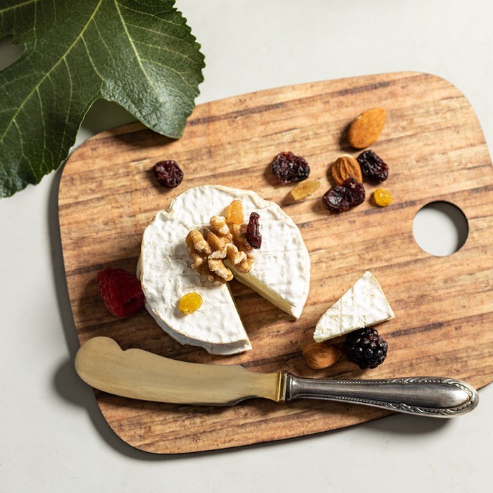 Tabla de corte personalizada con agujero color natural tercera vista bodegón