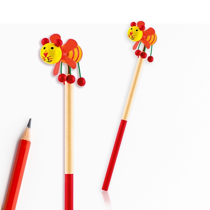 Lápiz infantil bicolor con figuras divertidas en un extremo color rojo vista 2 Lápiz infantil bicolor con figuras divertidas en un extremo color rojo vista 2